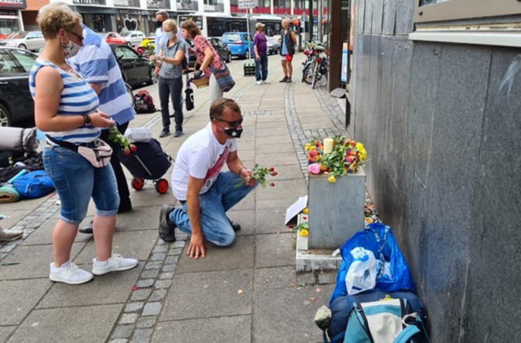 Gebet für den obdachlosen Freund Michael auf einem zentralen Platz mitten in Bremen, der vor einigen Tagen auf der Straße gestorben ist